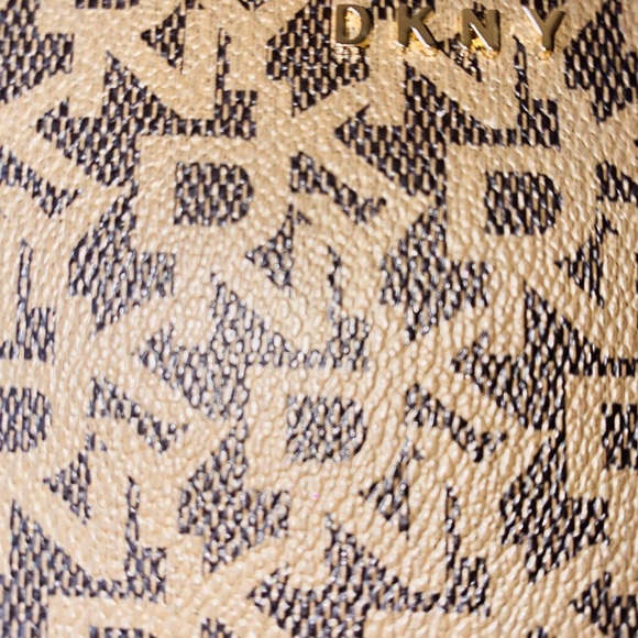 DKNY Wristlet Brown / Tan NWT - Picture 6 of 7